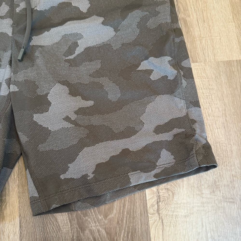 Lululemon T.H.E. Short Linerless 9" Camo - Picture 5 of 11